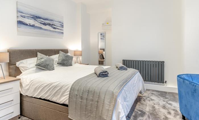King sized bedroom